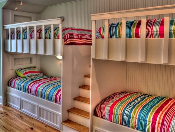 Двухъярусная кровать в детской комнате – за и против
